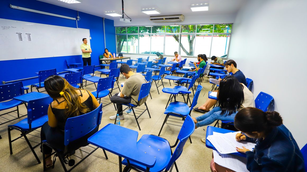 Estudantes fazem prova