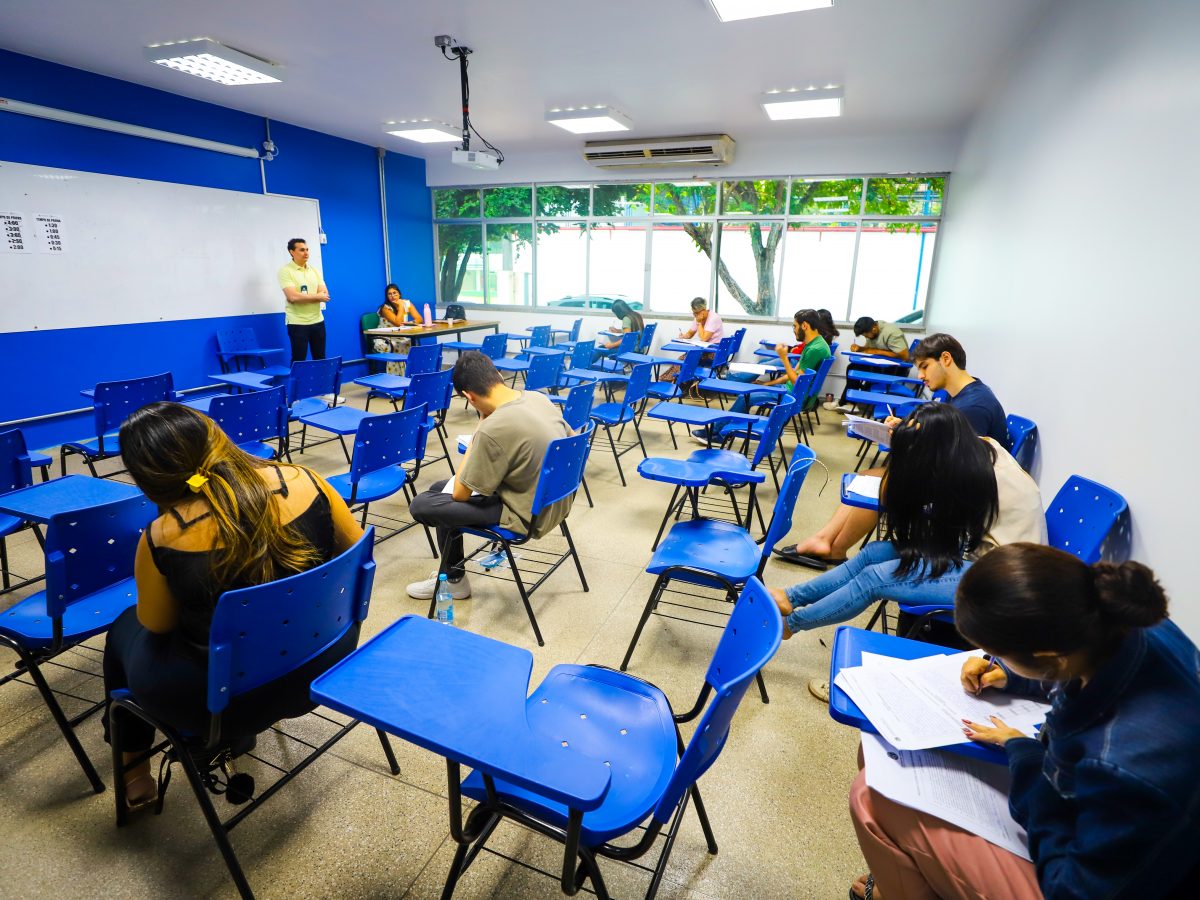 Estudantes fazem prova