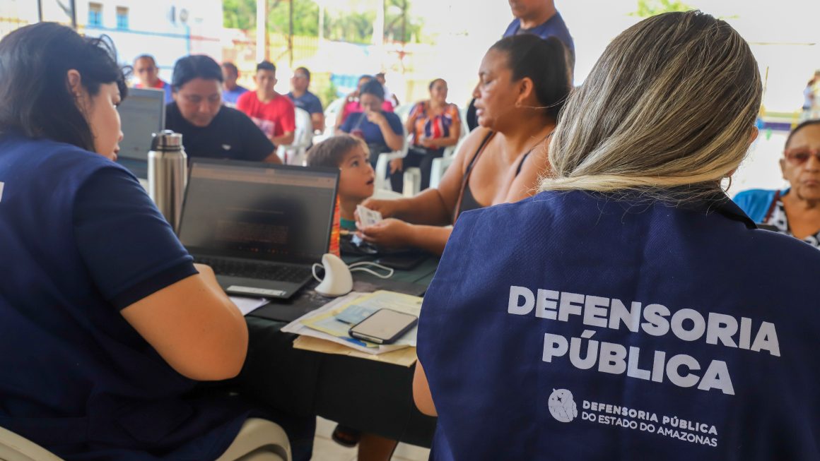 Servidores realizam atendimento aos assistidos
