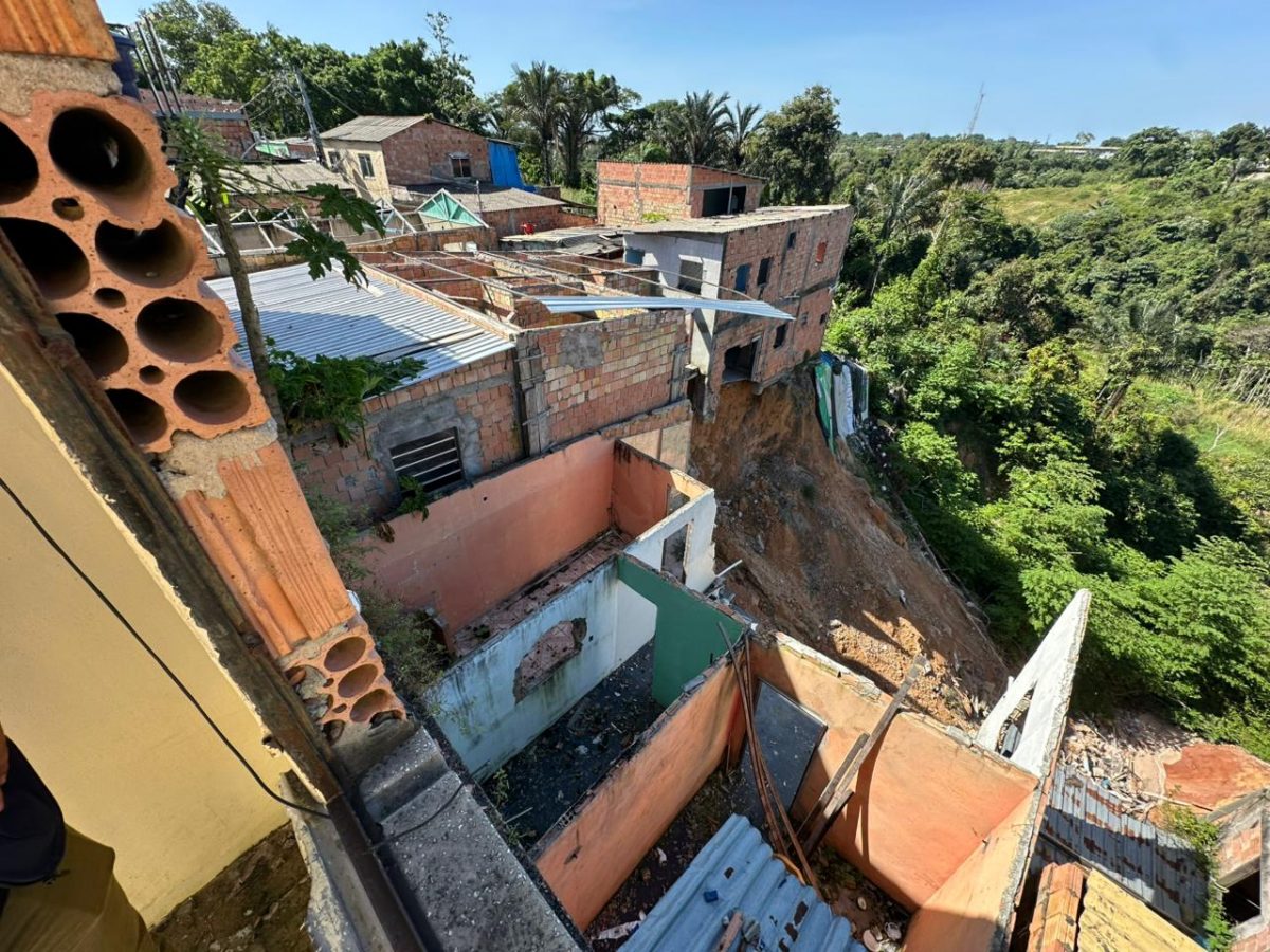 Na imagem, vemos casas em risco em um barranco no bairro Mauazinho