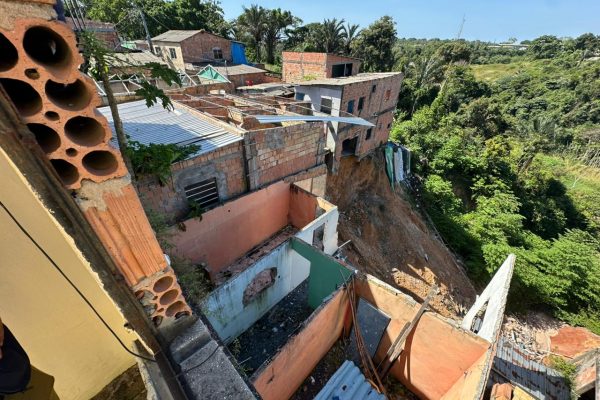 Defensoria Pública vistoria áreas de risco no Mauazinho e aciona Defesa Civil de Manaus