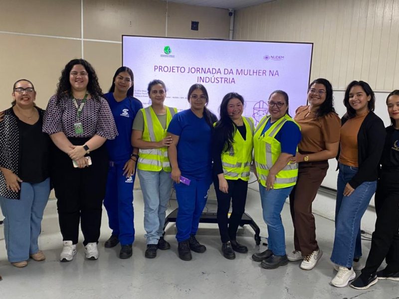 Na imagem vemos trabalhadoras do Distrito posando para foto com servidoras do Nudem após uma palestra