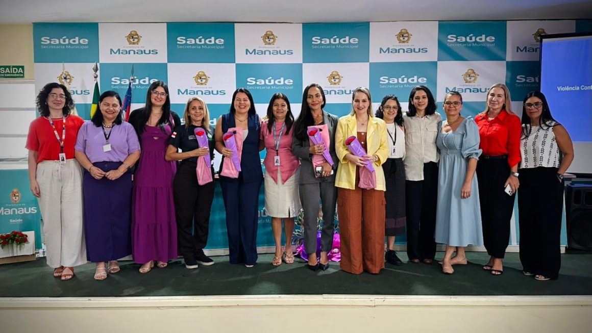 Mulheres posam para a foto durante palestra do Mês da Mulher