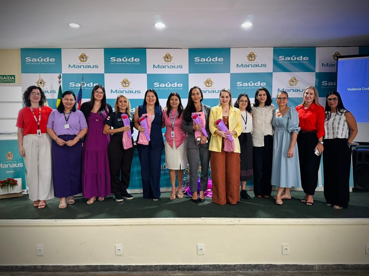 Mulheres posam para a foto durante palestra do Mês da Mulher