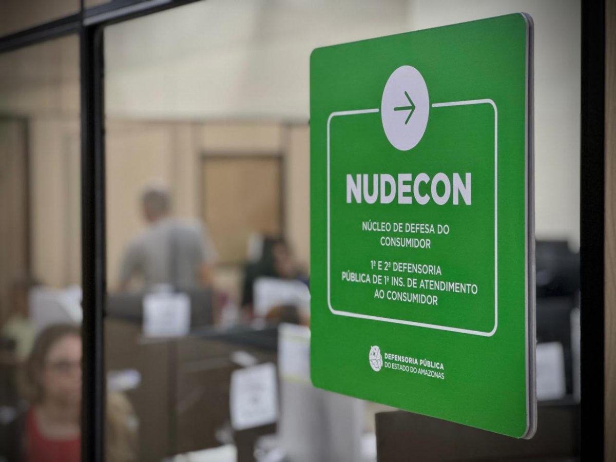 Imagem mostra placa do Núcleo de Defesa do Consumidor