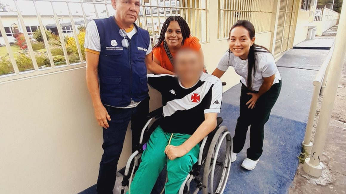 Assistido da Defensoria posa após ter prisão revogada