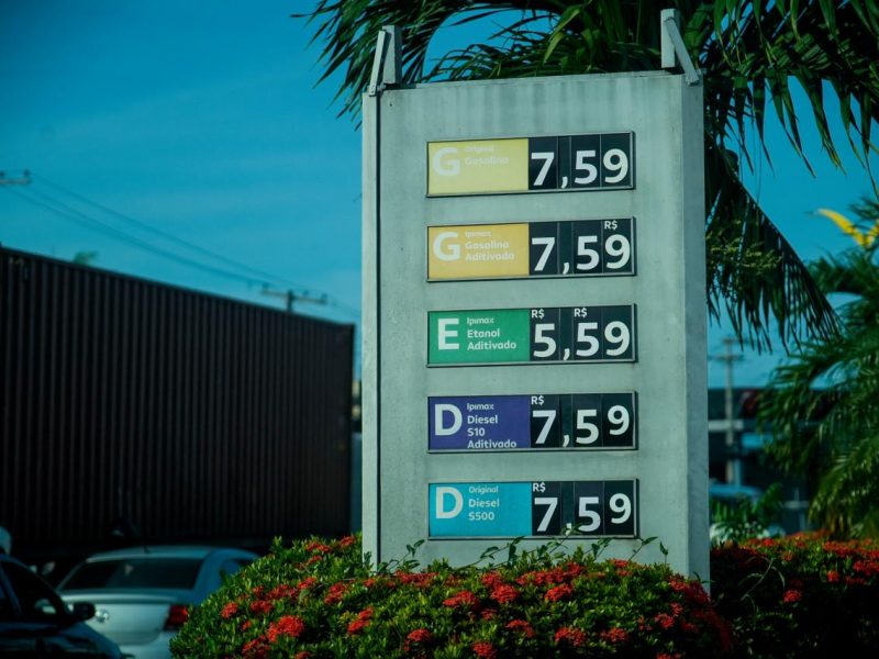 A foto mostra uma placa de preços de um posto de combustíveis em Manaus, onde o litro da gasolina chega a R$ 7.59