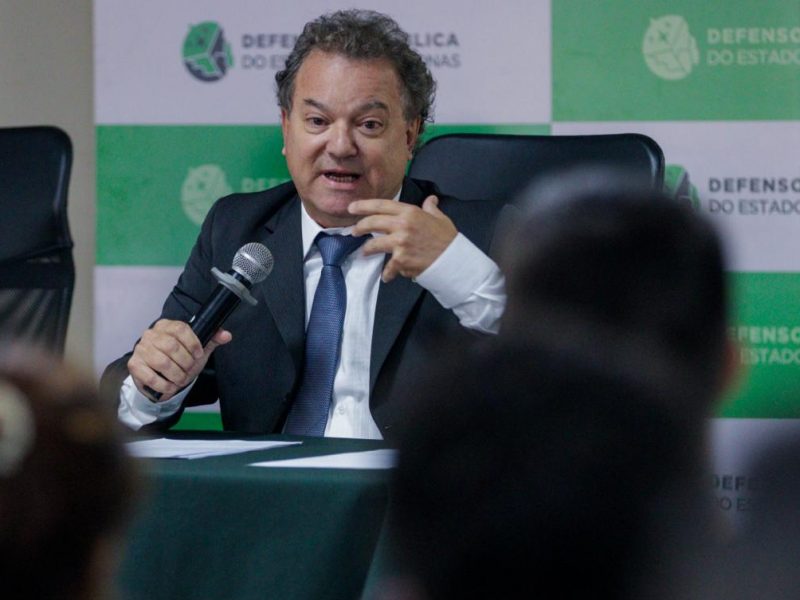 Palestrante fala para público durante Seminário e Direitos Humanos