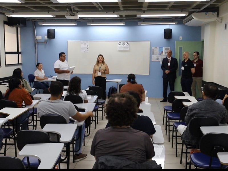Sala de aula durante aplicação de provas