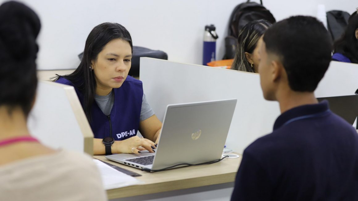 Servidora realiza atendimento ao assistido