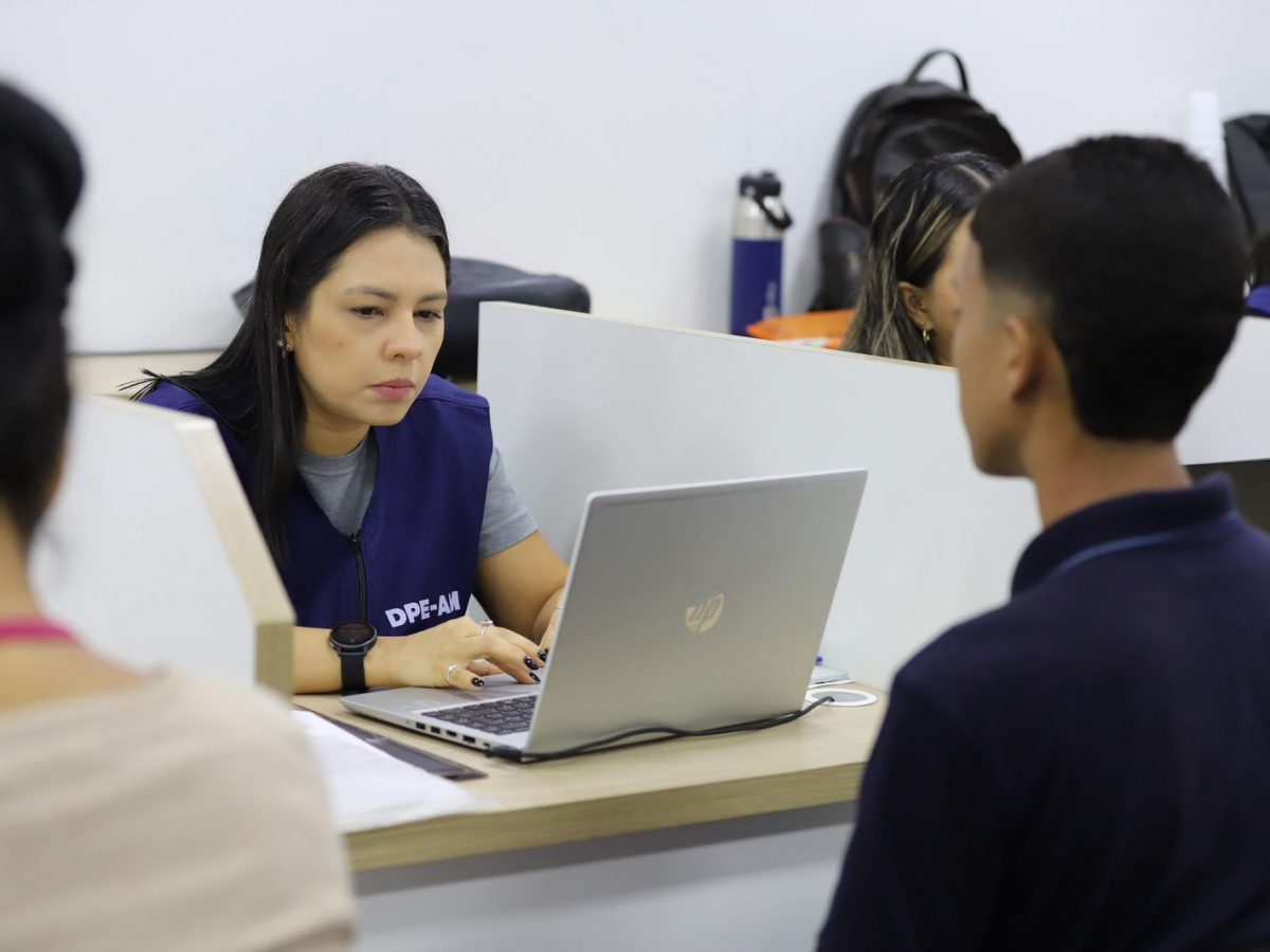 Servidora realiza atendimento ao assistido