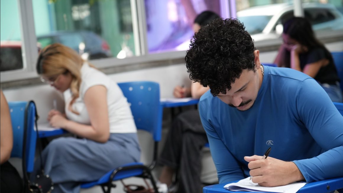 Candidatos realizam provas de estágio