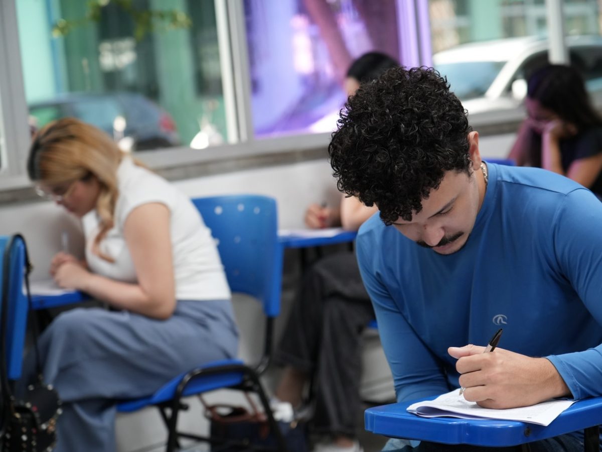 Candidatos realizam provas de estágio