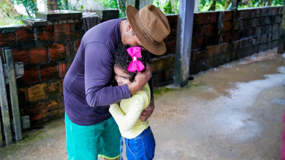 Após anos de espera, família de criança com espectro autista consegue iniciar regularização da casa com ajuda da Defensoria