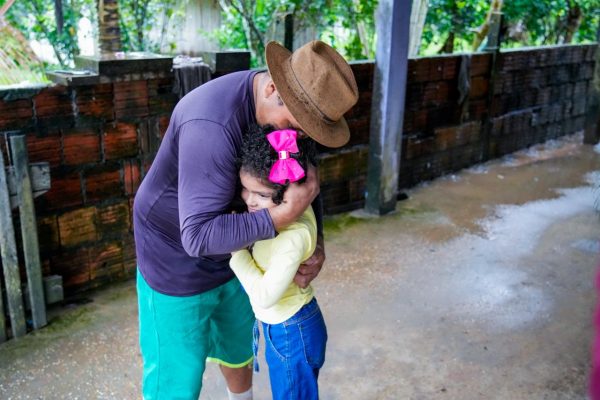 Após anos de espera, família de criança com espectro autista consegue iniciar regularização da casa com ajuda da Defensoria