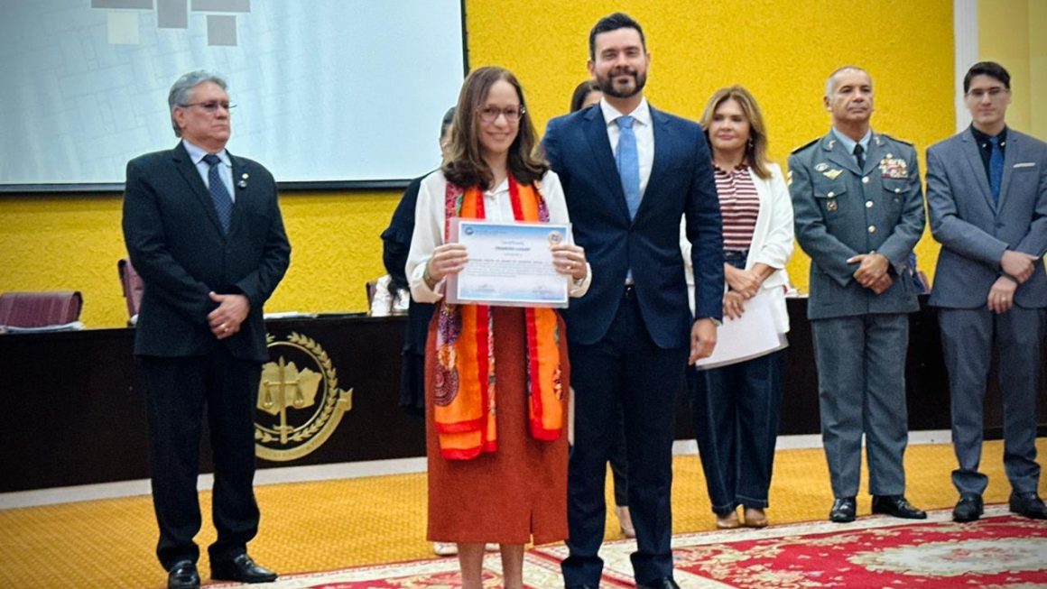 A 2ª Subdefensora Pública Geral, Sarah Lobo, participou da cerimônia de entrega dos certificados aos campeões de acessibilidade digital