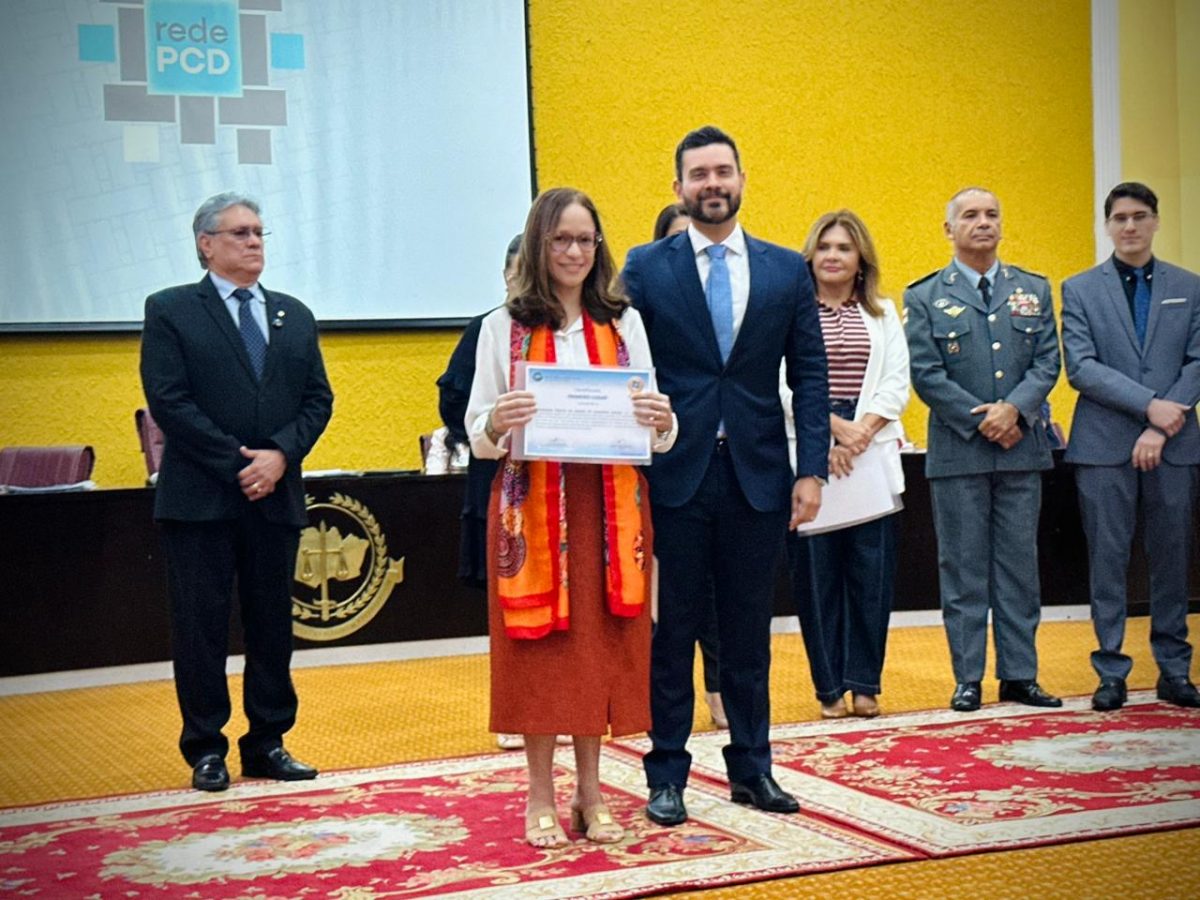 A 2ª Subdefensora Pública Geral, Sarah Lobo, participou da cerimônia de entrega dos certificados aos campeões de acessibilidade digital