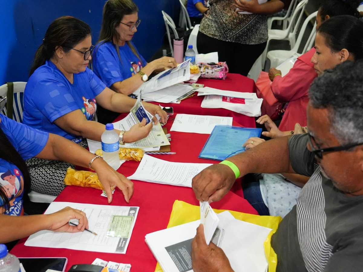 Atendimento da Defensoria Pública durante o primeiro Mutirão Previdenciário, realizado em Coari. Atendimento de pessoas