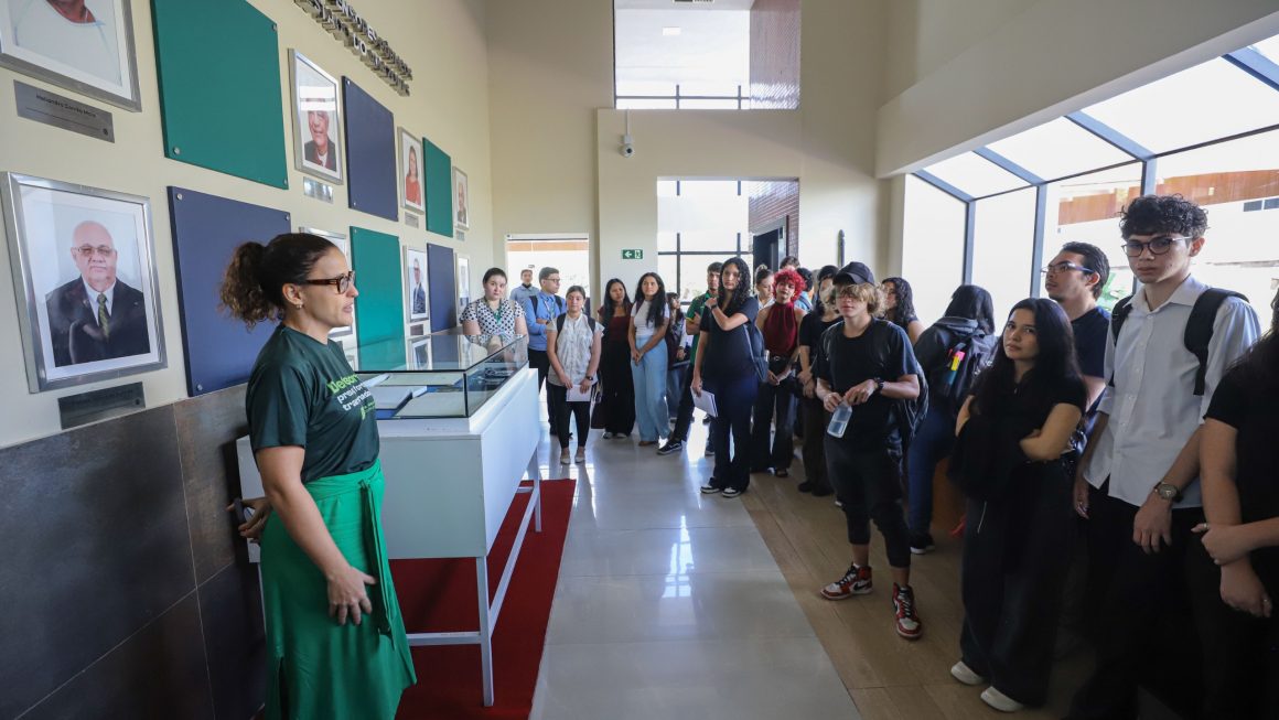 Mais de 50 alunos do curso de Administração da Universidade do Estado do Amazonas participaram, na manhã desta terça-feira (28/04), da primeira edição de 2026 do projeto “Partiu Defensoria”. Coordenada pela Escola Superior da Defensoria Pública do Estado do Amazonas (Esudpam), a iniciativa reuniu os universitários no auditório da Defensoria Pública do Estado do Amazonas, localizado na Avenida André Araújo, nº 679, no bairro Aleixo, para apresentar a estrutura e a atuação da Instituição.