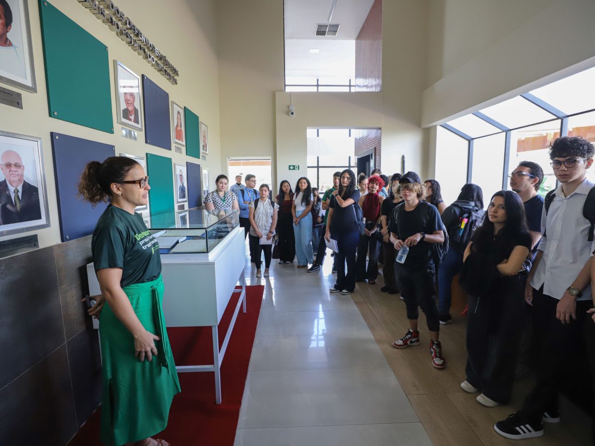 Mais de 50 alunos do curso de Administração da Universidade do Estado do Amazonas participaram, na manhã desta terça-feira (28/04), da primeira edição de 2026 do projeto “Partiu Defensoria”. Coordenada pela Escola Superior da Defensoria Pública do Estado do Amazonas (Esudpam), a iniciativa reuniu os universitários no auditório da Defensoria Pública do Estado do Amazonas, localizado na Avenida André Araújo, nº 679, no bairro Aleixo, para apresentar a estrutura e a atuação da Instituição.