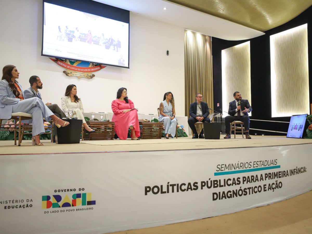 A Defensoria Pública do Estado do Amazonas (DPE-AM) participou, nesta segunda-feira (27/04), da edição estadual do seminário “Políticas Públicas para a Primeira Infância: Diagnóstico e Ação”. No evento, o 1º Subdefensor Público Geral, Helom César Nunes, integrou o painel “Compromisso Institucional com a Primeira Infância: Justiça, Controle e Defesa dos Direitos” com outros representantes do Sistema de Justiça e Legislativo
