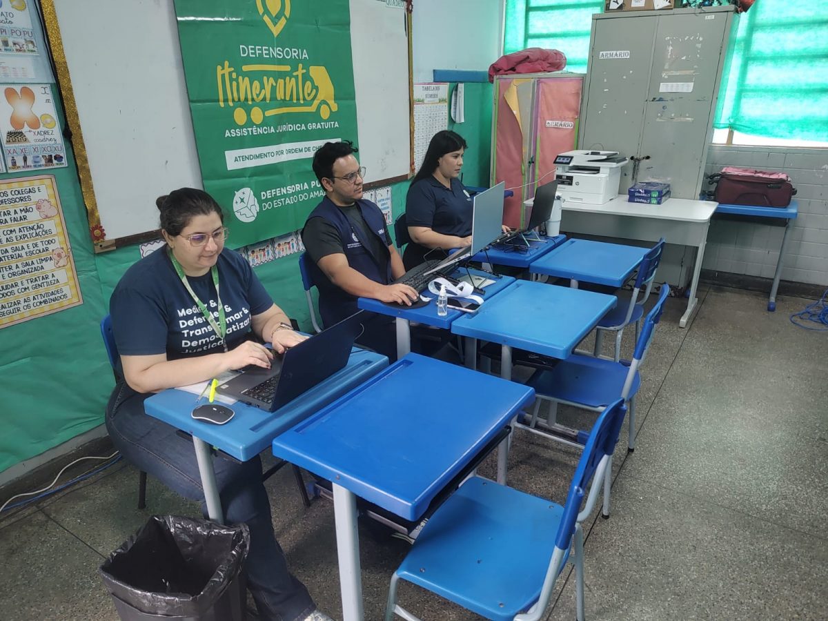 Servidores realizam atendimento aos assistidos