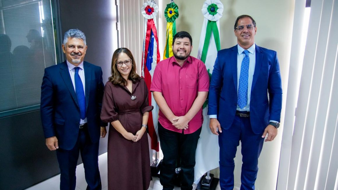 Defensores posam como novo servidor empossado