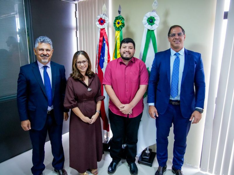 Defensores posam como novo servidor empossado