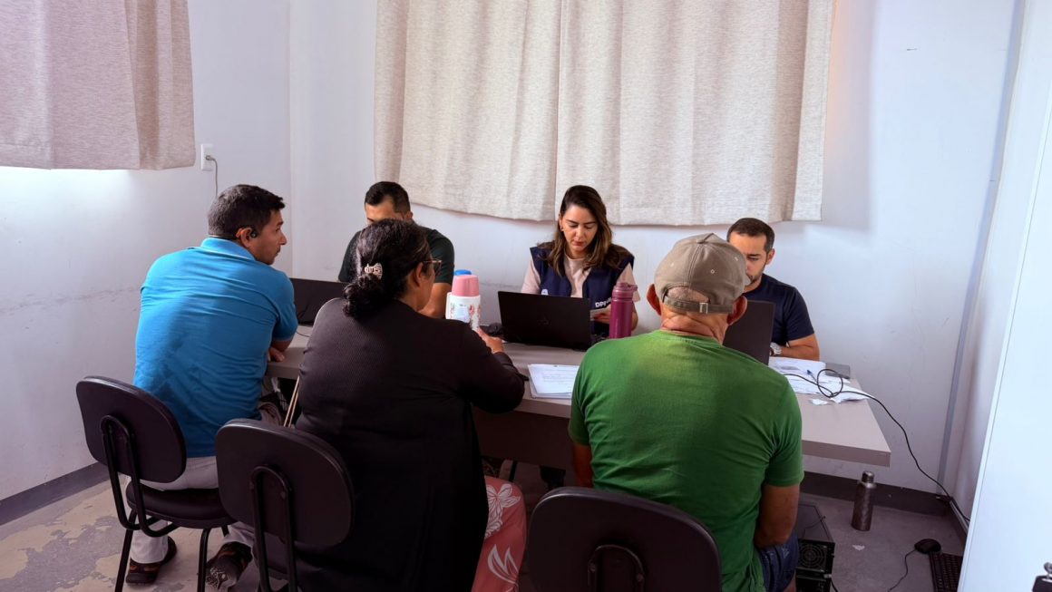 Defensora realizando atendimento em Barreirinha