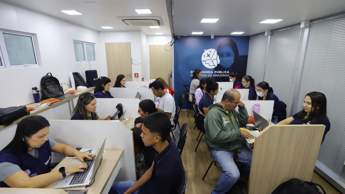 Assistidos sendo atendidos no projeto Defensoria Itinerante