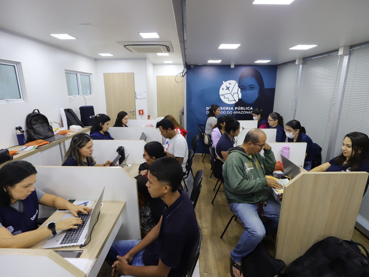 Assistidos sendo atendidos no projeto Defensoria Itinerante