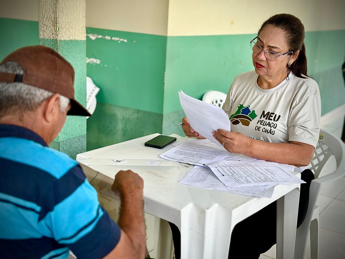Atendimento da equipe da Defensoria Pública ao público que busca regularização fundiária