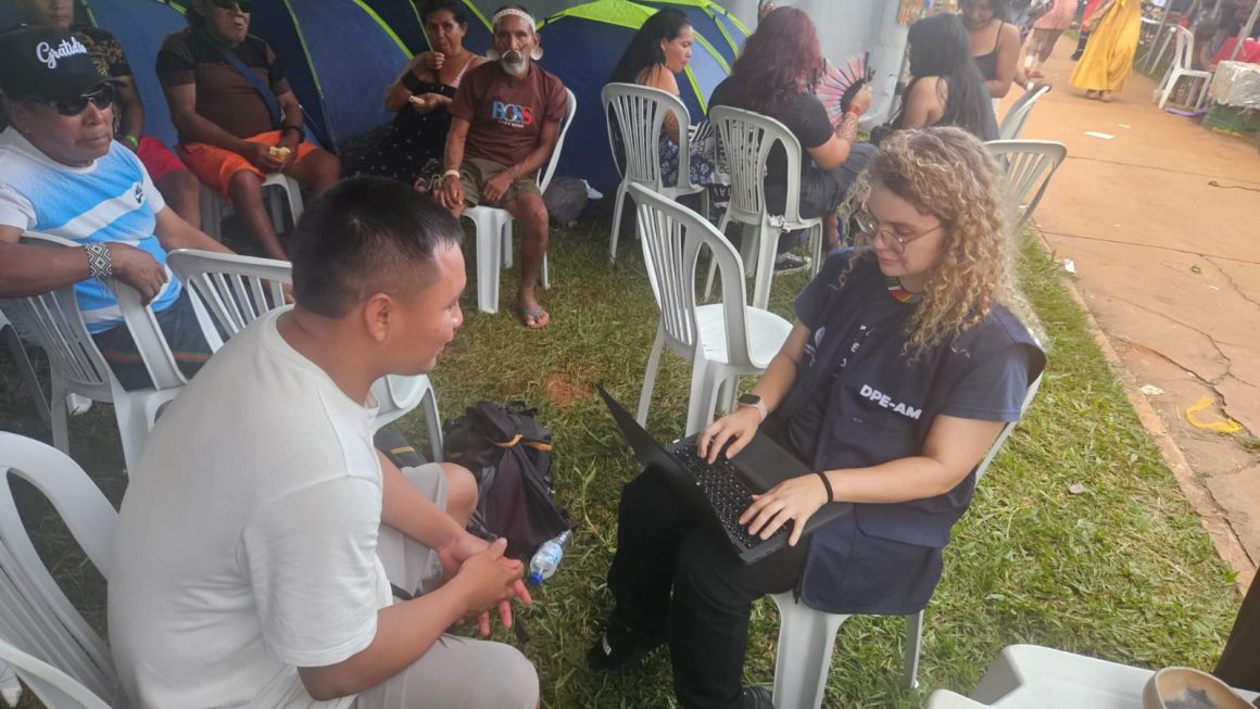 Na imagem, vemos a defensora pública Daniele Fernandes realizando uma atendimento a um indígena no ATL
