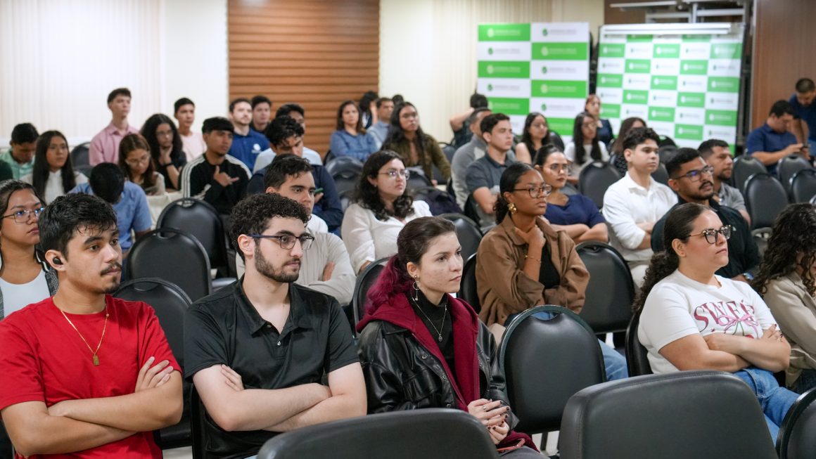 Estagiários e residentes participam de programação no auditório da sede