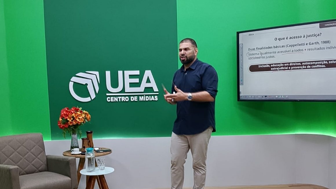 Alunos de Direito da Universidade do Estado do Amazonas (UEA) receberam capacitação da Defensoria Pública do Estado do Amazonas (DPE-AM), na noite desta terça-feira (26/05). Os estudantes atuarão com atendimentos jurídicos, sob supervisão de defensores públicos, por meio do projeto “Justiça em Ação - UEA & Defensoria”, que acontece entre os dias 26 e 28 de maio, em 12 municípios do estado.