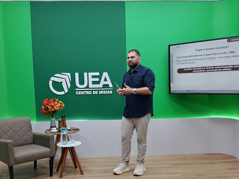 Alunos de Direito da Universidade do Estado do Amazonas (UEA) receberam capacitação da Defensoria Pública do Estado do Amazonas (DPE-AM), na noite desta terça-feira (26/05). Os estudantes atuarão com atendimentos jurídicos, sob supervisão de defensores públicos, por meio do projeto “Justiça em Ação - UEA & Defensoria”, que acontece entre os dias 26 e 28 de maio, em 12 municípios do estado.