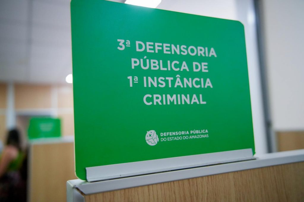 Direito à defesa, acesso à orientação jurídica e atuação direta em processos. Essas são algumas das atribuições do Núcleo Criminal da Defensoria Pública do Estado do Amazonas (DPE-AM), localizado na avenida Umberto Calderaro, nº 678, próximo ao Fórum Henoch Reis, no bairro Adrianópolis. A unidade está à disposição da população para atendimentos presenciais, sem necessidade de agendamento.  