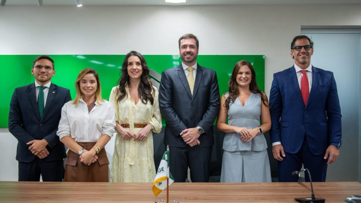 O Conselho Nacional das Defensoras e Defensores Públicos-Gerais (Condege) elegeu, nesta quarta-feira (20/05), durante a 109ª reunião ordinária, a nova presidência e diretoria da instituição para o biênio 2026/2027. À frente da Defensoria Pública do Estado do Paraná (DPE-PR), Matheus Munhoz foi eleito presidente do colegiado e o Defensor Público Geral do Amazonas, Rafael Barbosa, passa a integrar a nova composição como vice-presidente jurídico, ampliando a participação do Amazonas no principal órgão de articulação das Defensorias Públicas brasileiras.