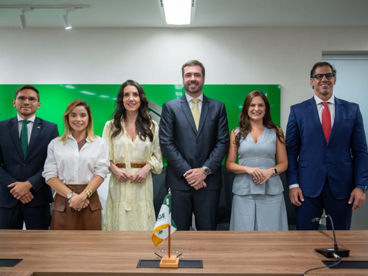 O Conselho Nacional das Defensoras e Defensores Públicos-Gerais (Condege) elegeu, nesta quarta-feira (20/05), durante a 109ª reunião ordinária, a nova presidência e diretoria da instituição para o biênio 2026/2027. À frente da Defensoria Pública do Estado do Paraná (DPE-PR), Matheus Munhoz foi eleito presidente do colegiado e o Defensor Público Geral do Amazonas, Rafael Barbosa, passa a integrar a nova composição como vice-presidente jurídico, ampliando a participação do Amazonas no principal órgão de articulação das Defensorias Públicas brasileiras.