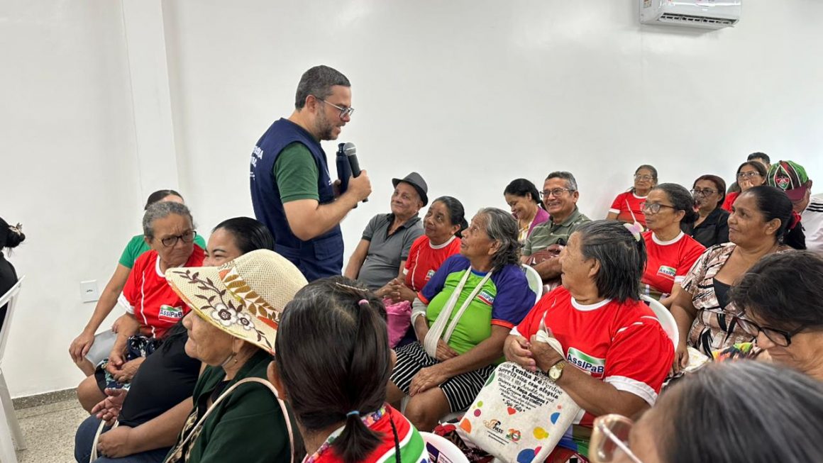 Ir até os bairros de Manaus para ouvir as pessoas idosas e entender os problemas enfrentados no dia a dia. Foi com essa proposta que a Defensoria Pública do Estado do Amazonas (DPE-AM) realizou, nesta quinta-feira (7/5), uma escuta especializada na Associação Idoso Paz e Bem, localizada na rua Walter Pinto, no bairro Tarumã. A ação apresentou os serviços da Instituição para população idosa para que os direitos cheguem até as comunidades.  