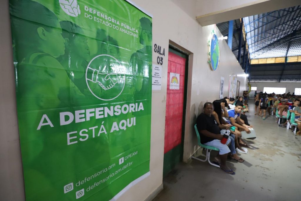 A 12 horas de barco do município de Borba está localizada a comunidade Foz do Canumã. Nela, Kythe Vitória, de 20 anos, vivencia as dificuldades impostas pelo isolamento geográfico e acesso limitado aos serviços públicos. Mãe solo da pequena Helena, de dois anos, ela encontrou na Defensoria Pública do Estado do Amazonas (DPE-AM) um apoio para conseguir dar entrada no pedido de pensão alimentícia da filha. 