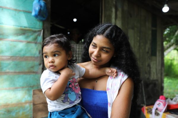 Em comunidade ribeirinha de Borba, mãe solo busca a Defensoria para dar entrada no pedido de pensão da filha