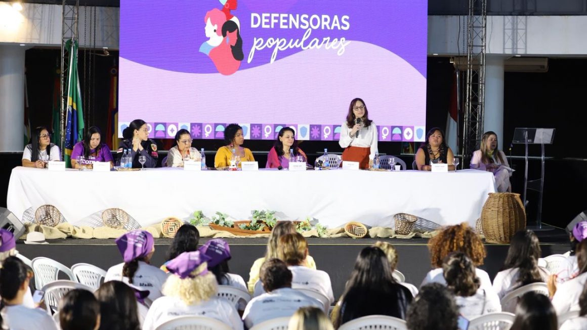 Um projeto de mulheres feito para mulheres, que trabalha a ampliação do acesso à Justiça e da rede de proteção. Esses são os objetivos do Defensoras Populares, lançado, neste sábado (23/05), no Centro Cultural dos Povos da Amazônia, na Avenida Silves, no Distrito Industrial. A iniciativa é uma parceria do Ministério da Justiça e Segurança Pública (MJSP), da Fundação Oswaldo Cruz (Fiocruz) e Fundação de Apoio à Fiocruz (Fiotec) com a Defensoria Pública do Estado do Amazonas (DPE-AM). O lançamento aconteceu apenas com a presença de representantes femininas do Judiciário, Executivo e Legislativo, fortalecendo a missão do projeto de ter mulheres no centro das discussões que envolvem seus direitos. No Amazonas, 120 alunas foram selecionadas para atuarem no projeto, que tem a missão de formar mulheres em situação de vulnerabilidade socioeconômica para identificarem violências de gênero, orientarem outras mulheres sobre como buscar ajuda e aproximarem quem mais precisa dos serviços públicos de justiça. O papel da representatividade A 2ª Subdefensora Pública Geral, Sarah Lobo, esteve presente no evento de lançamento e destacou a importância da iniciativa para fortalecer a atuação feminina e a defesa de direitos individuais e coletivos, especialmente em comunidades mais distantes dos centros urbanos. “A Defensoria Pública ser uma parceira nesse projeto tem um valor muito grande, porque a Defensoria tem justamente a missão constitucional de proteger pessoas em situação de vulnerabilidade. Nosso país é marcado por desigualdades históricas e excludentes e ter um projeto de educação popular que potencializa a voz dessas mulheres é gratificante”, destacou. Para a Secretária Nacional de Acesso à Justiça do Ministério da Justiça e Segurança Pública, Sheila de Carvalho, lançar o projeto no Amazonas é muito representativo, considerando os desafios geográficos e situação de vulnerabilidade da população que vive em boa parte do interior do estado. “A ideia é que elas sejam agentes comunitárias de Justiça e a partir dessa formação elas consigam defender seus direitos e os direitos da comunidade. A parceria com a Defensoria Pública é muito importante, porque, por diversas vezes, é a instituição que a população mais vulnerabilizada busca primeiro”, destacou. É o que também acredita a diretora-presidente da Fiocruz Amazônia, Stefanie Lopes, que destacou a expectativa para o início do curso no Amazonas. “Foi muito lindo ver o impacto que o projeto tem para essas mulheres. Nós percebemos a empolgação delas, desde esse início, e essa parceria fortalece a atuação de cada uma no interior”, disse. Moradora do município de Itacoatiara, a Berenice Castro faz parte de um projeto que acolhe mulheres vítimas de violência doméstica. Empolgada, ela contou como foi ver seu nome na lista de selecionadas do projeto e o que sonha daqui para a frente. “Fiquei muito feliz, porque vou poder ajudar muitas mulheres. Elas podem chegar aonde elas quiserem, é isso que eu penso. Meu objetivo é pegar as ideias que vão surgir aqui e levar para elas, mostrar que elas podem crescer e existe essa possibilidade”, pontuou. Como vai funcionar o curso No Amazonas, o curso de formação acontecerá em Manaus, Itacoatiara e Tefé com foco em abordagens como acesso à justiça para o enfrentamento da violência contra mulher, leis e direitos sobre saúde, família, trabalho, questões raciais e como inserir mulheres nos espaços de decisão, tem a duração de oito meses de encontros presenciais e online. O formato de ensino será híbrido, com aulas presenciais e online, e servirá para a elaboração de um Plano de Articulação Comunitária (PAC Popular), que define as ações que as defensoras populares poderão realizar na comunidade para fortalecer direitos e mobilizar pessoas em prol do acesso à justiça. Texto: Camila Andrade Fotos: Lucas Silva / DPE-AM.