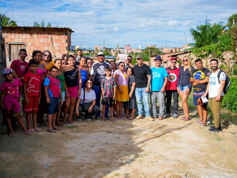 Na imagem, lideranças comunitárias, convidados e representantes sociais participam de visita