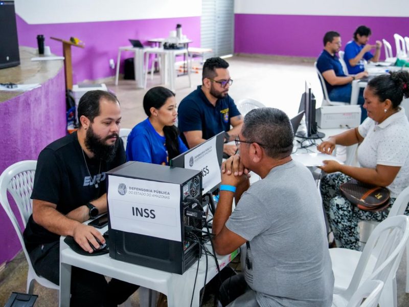 Servidores atendem assistidos no Mutirão Previdenciário