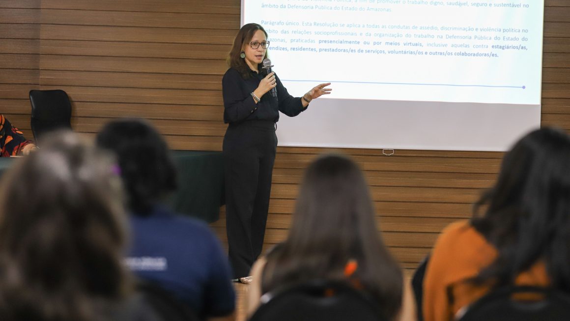 A Defensoria Pública do Estado do Amazonas (DPE-AM), por meio da Escola Superior da Defensoria Pública (Esudpam) promoveu, nesta sexta-feira (22/5), a segunda edição da palestra “Assédio Moral e Sexual no Trabalho: Perspectivas Psicológicas e Jurídicas”. A atividade reuniu servidores e colaboradores no auditório da sede administrativa, localizada na avenida André Araújo, zona Centro-Sul da capital, para discutir prevenção, acolhimento e enfrentamento à violência no ambiente de trabalho. 