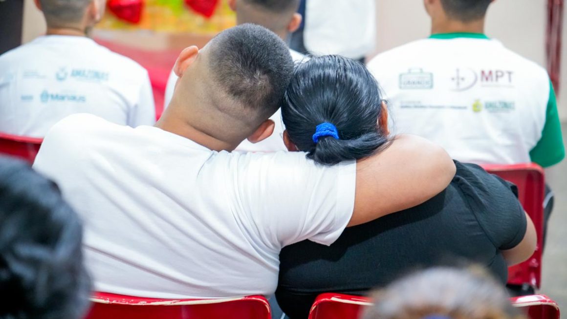 Atividade do projeto ‘Ensina-me a Sonhar’ no Centro Dagmar Feitoza contou com palestra do escritor Tenório Telles e confraternização entre filhos e mães