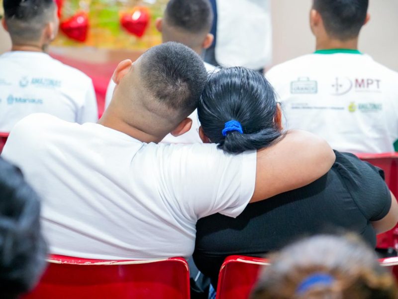 Atividade do projeto ‘Ensina-me a Sonhar’ no Centro Dagmar Feitoza contou com palestra do escritor Tenório Telles e confraternização entre filhos e mães