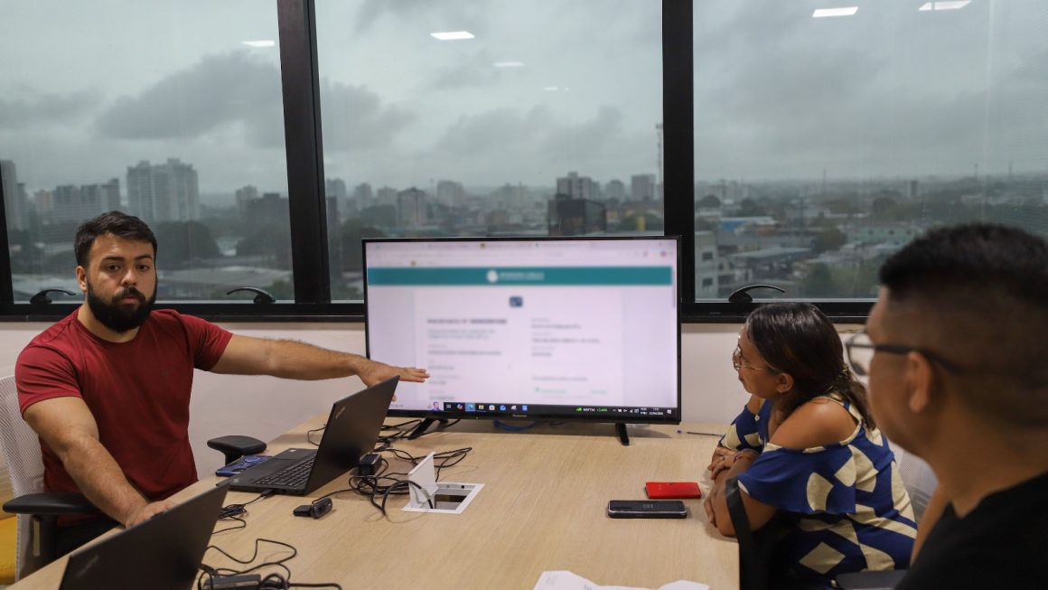 A Defensoria Pública do Estado do Amazonas (DPE-AM) realizará, nesta sexta-feira (15/05), o lançamento de uma plataforma gratuita voltada ao atendimento de pessoas que desejam contestar o valor do Imposto Predial e Territorial Urbano (IPTU) em Manaus. O lançamento acontecerá durante o projeto “Defensoria Tá na Área” no Residencial Viver Melhor 3, localizado na Rua Folha Preta, bairro Monte das Oliveiras, das 9h às 14h.
