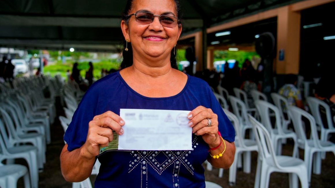 Uma carta anunciando o fim da isenção do Imposto Predial e Territorial Urbano (IPTU) e carnês com valores altos. Foi assim que Hebe Maria do Nascimento, de 54 anos, soube que teria mais uma conta para pagar, mesmo tendo direito à isenção. Assim como ela, moradores do Residencial Viver Melhor 3, na Zona Norte de Manaus, foram surpreendidos com a cobrança e recorreram à Defensoria Pública do Estado do Amazonas (DPE-AM) para garantir seus direitos.